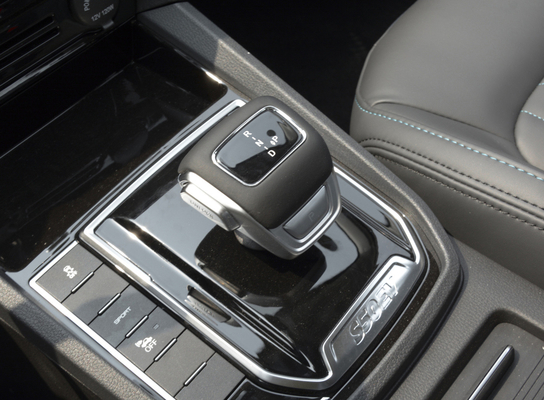 DONGFENG Kendaraan Listrik EV Murni 5 Kursi Mobil NEDC 415KM Mileage Single Motor
