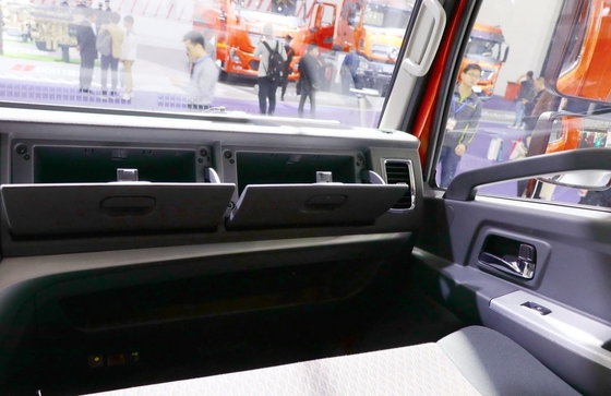 Truk Kargo Ringan GVW 18T Jarak sumbu roda 5200mm Rem Udara Cummins Engine Truk Kargo