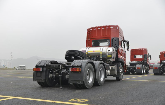Traksi Massa 40 Ton Truk Pengangkut LNG 6x4 Traktor Mesin Pemindahan Tinggi