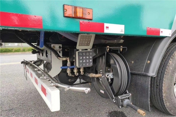 Truk Sanitasi Kota Diesel 4x2 130 HP Jarak sumbu roda 3300mm Truk Penyapu Jalan
