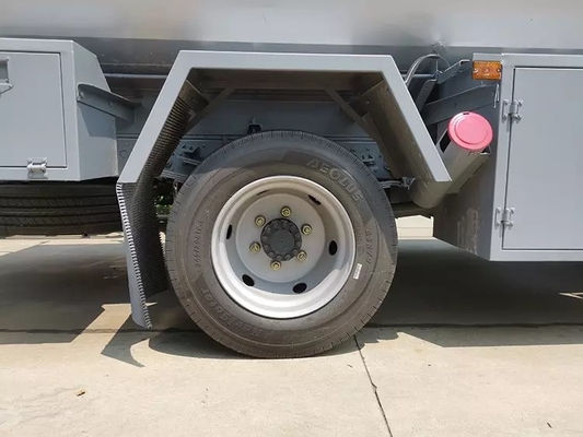 170 HP Truk Pengangkut Oli Mesin Diesel 8.5 CBM Jarak sumbu roda 3800mm